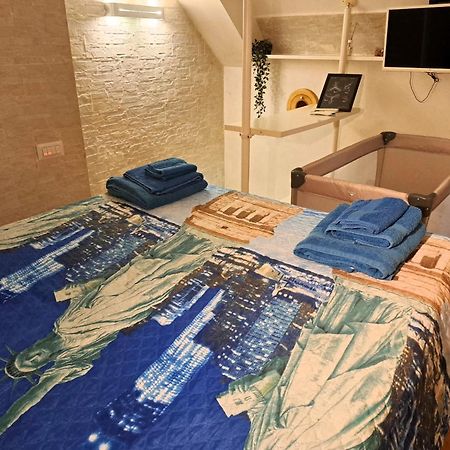Toledo 27, A Due Passi Da Piazza Del Plebiscito Apartment Napoli Bagian luar foto
