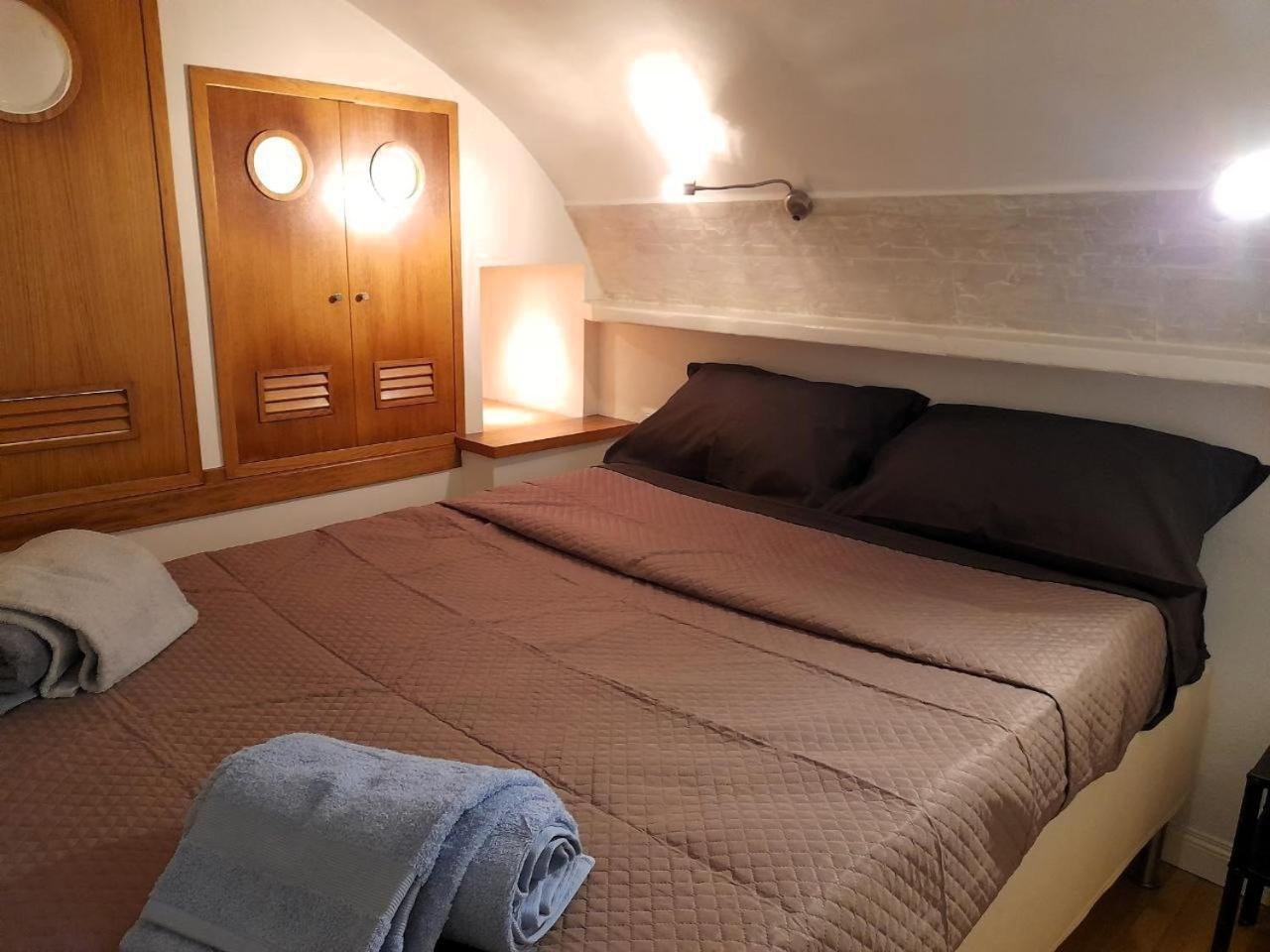 Toledo 27, A Due Passi Da Piazza Del Plebiscito Apartment Napoli Bagian luar foto
