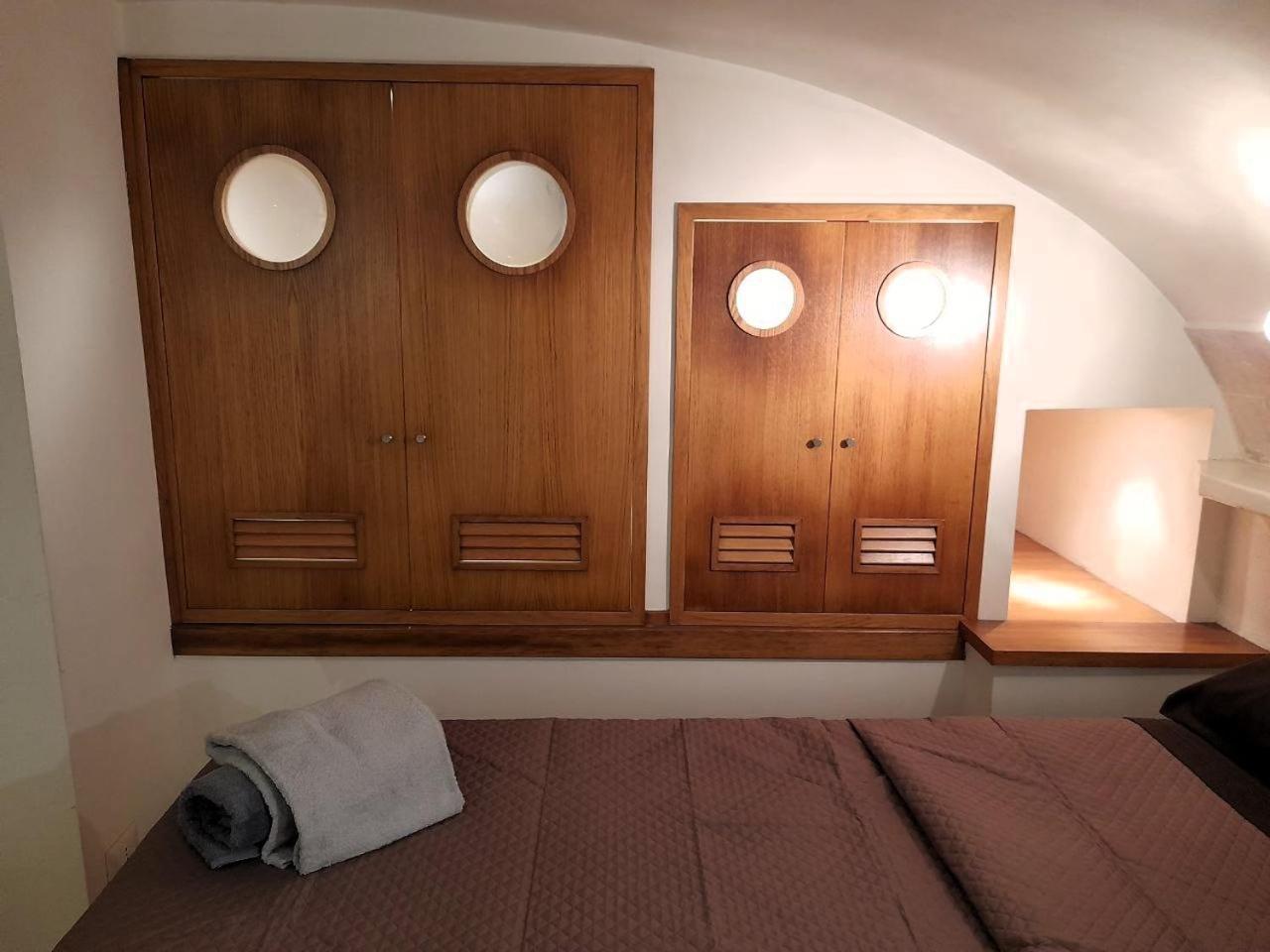 Toledo 27, A Due Passi Da Piazza Del Plebiscito Apartment Napoli Bagian luar foto