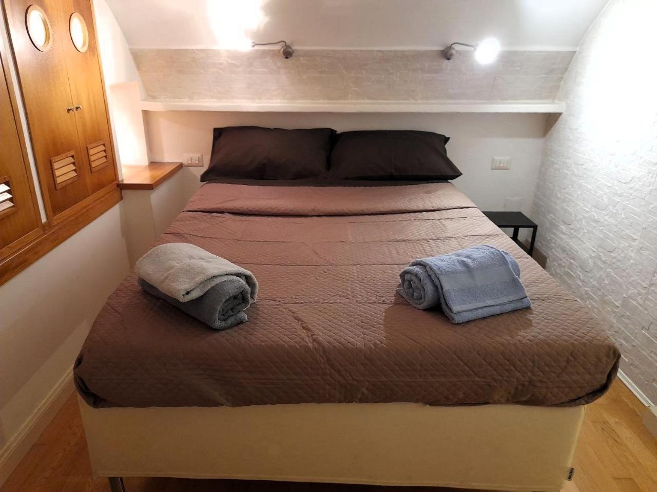 Toledo 27, A Due Passi Da Piazza Del Plebiscito Apartment Napoli Bagian luar foto