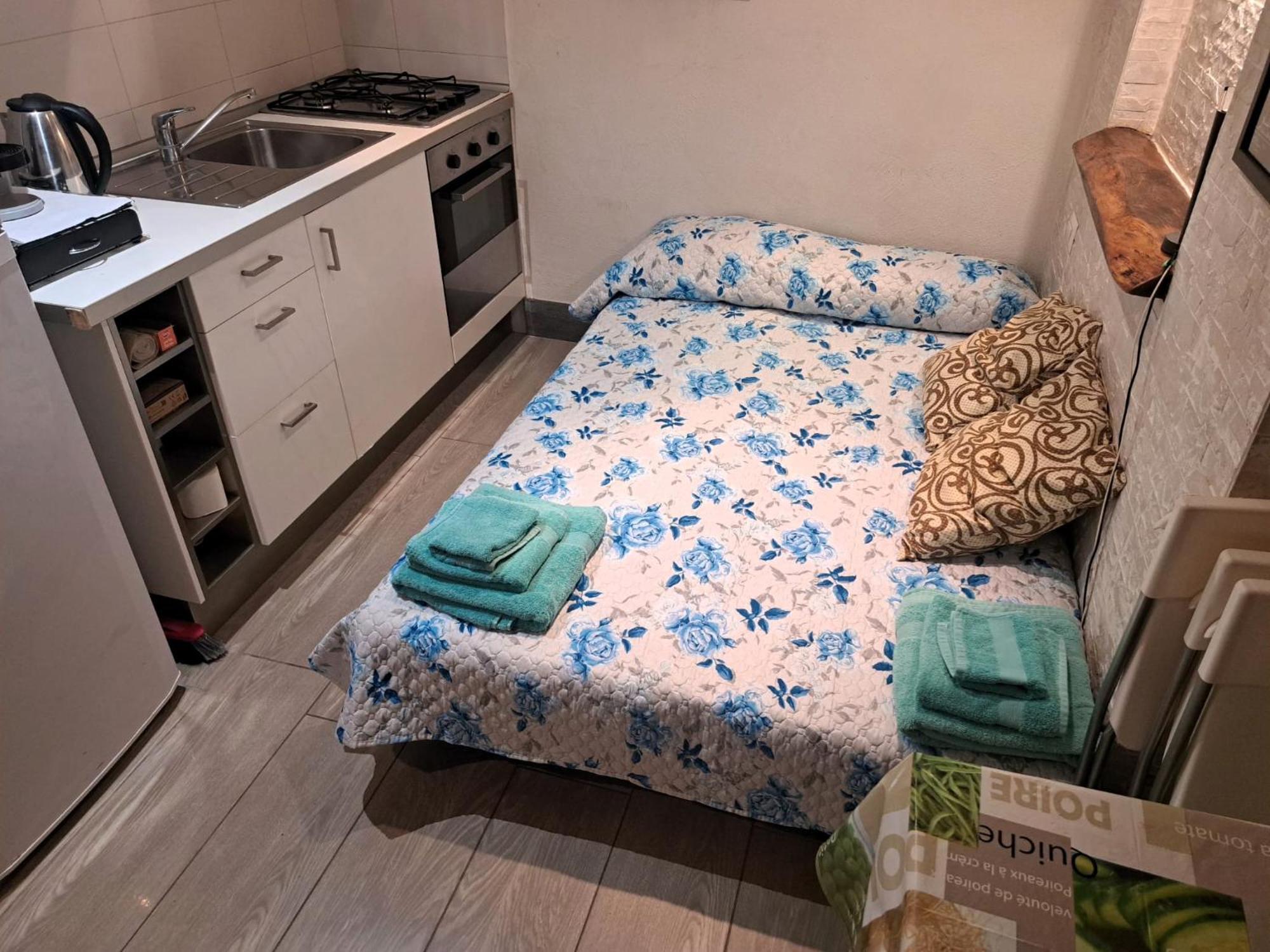 Toledo 27, A Due Passi Da Piazza Del Plebiscito Apartment Napoli Bagian luar foto